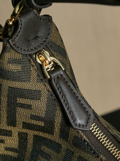 フェンディバッグ角部分ディテール